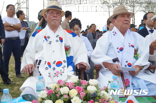 【안동=뉴시스】김진호 기자 = 30일 경북 안동시 임하면 천전리에서 열린 '경상북도독립운동기념관 개관식'에서 배선두(왼쪽부터)·장병하 애국지사가 나란히 앉아 행사를 지켜보고 있다. 2017.06.30 kjh9326@newsis.com