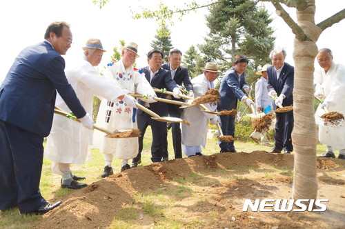 【안동=뉴시스】김진호 기자 = 30일 경북 안동시 임하면 천전리에서 열린 '경상북도독립운동기념관 개관식'에서 애국지사 및 기관단체장들이 기념식수를 하고 있다. 2017.06.30 kjh9326@newsis.com