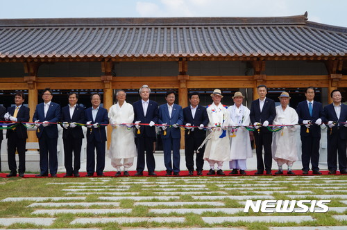 【안동=뉴시스】김진호 기자 = 30일 경북 안동시 임하면 천전리에서 열린 '경상북도독립운동기념관 개관식'에서 참석자들이 테이프커팅을 하고 있다. 2017.06.30 kjh9326@newsis.com