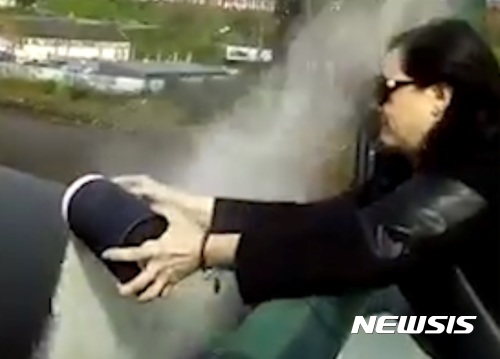 【서울=뉴시스】돌아가신 어머니의 유골 가루를 영국 뉴캐슬의 강에 뿌리다가 이를 얼굴에 정통으로 뒤집어쓴 미국 여성 리즈 홈슨이 해외 네티즌들 사이 화제가 되고 있다. <출처:메트로 캡처> 2017.6.30.