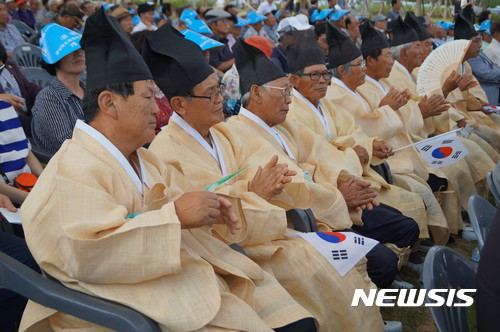 【안동=뉴시스】김진호 기자 = 30일 경북 안동시 임하면 천전리에서 열린 '경상북도독립운동기념관 개관식'에서 유림들이 행사를 지켜보고 있다. 2017.06.30 kjh9326@newsis.com