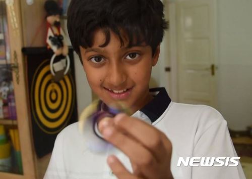 【서울=뉴시스】 영국 리딩에 살고 있는 11세 인도계 소년 아르나브 샤르마의 아이큐는 162로 알버트 아인슈타인과 스티븐 호킹 박사보다 아이큐가 높다. (사진 = 인디펜턴트 캡쳐) 2017.06.30