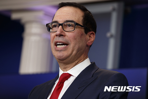 【워싱턴=AP/뉴시스】스티브 므누신 미국 재무장관이 29일(현지시간) 워싱턴 백악관에서 대북 추가제재로 중국 단둥은행 등을 제재한 이유에 대해 설명하고 있다. 2017.06.30 