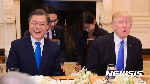 【워싱턴=뉴시스】전신 기자 = 문재인 대통령이 29일(현지시간) 미국 워싱턴 백악관에서 열린 정상간 상견례 및 만찬에서 도널드 트럼프 미국 대통령과 환담을 나누고 있다. 2017.06.30. photo1006@newsis.com