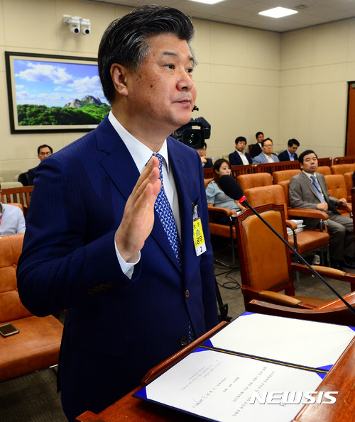 【서울=뉴시스】박영태 기자 = 30일 오전 서울 영등포구 여의도 국회 환경노동위원회 전체회의장에서 진행된 국무위원후보자(고용노동부장관 조대엽) 인사청문회에서 조대엽 후보자가 선서를 하고 있다. 2017.06.30. since1999@newsis.com