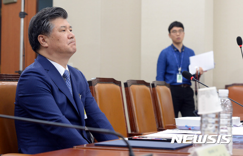 【서울=뉴시스】박영태 기자 = 30일 오전 서울 영등포구 여의도 국회 환경노동위원회 전체회의장에서 진행된 국무위원후보자(고용노동부장관 조대엽) 인사청문회에서 조대엽 후보자가 자리에 앉아 있다. 2017.06.30.since1999@newsis.com