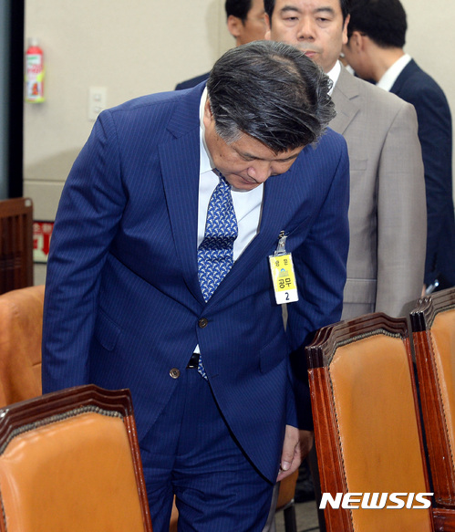 【서울=뉴시스】박영태 기자 = 30일 오전 서울 영등포구 여의도 국회 환경노동위원회 전체회의장에서 진행된 국무위원후보자(고용노동부장관 조대엽) 인사청문회에 조대엽 후보자가 입장하며 인사하고 있다. 2017.06.30.since1999@newsis.com