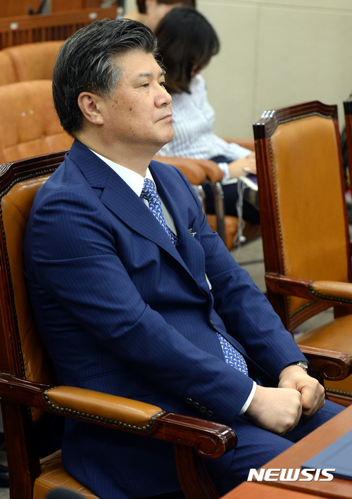 【서울=뉴시스】박영태 기자 = 30일 오전 서울 영등포구 여의도 국회 환경노동위원회 전체회의장에서 진행된 국무위원후보자(고용노동부장관 조대엽) 인사청문회에서 조대엽 후보자가 자리에 앉아 있다. 2017.06.30.since1999@newsis.com