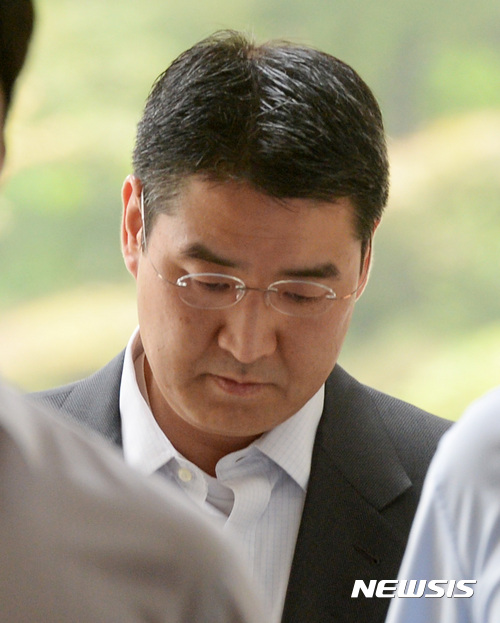 【서울=뉴시스】김진아 기자 = 가습기 살균제 사망사건과 관련해 재판에 넘겨진 존 리 전 옥시레킷벤키저 대표가 30일 오전 서울 서초구 서울중앙지방법원에서 열린 항소심 5차 공판에 출석하고 있다. 2017.06.30.&nbsp; bluesoda@newsis.com