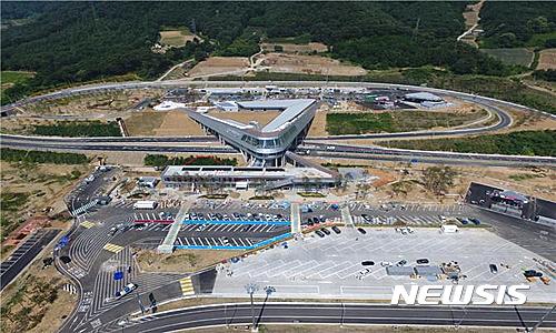 【서울=뉴시스】국내 최초의 '도로 상공형' 내린천휴게소 (제공=국토교통부)