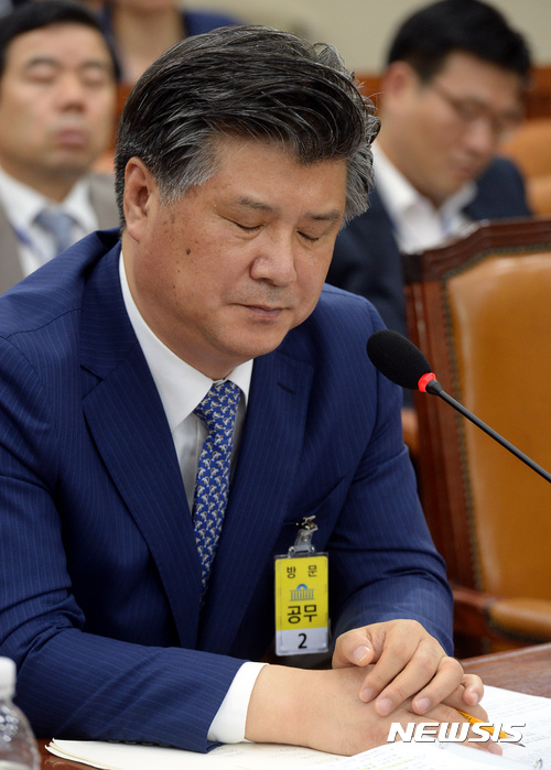 【서울=뉴시스】박영태 기자 = 30일 오전 서울 영등포구 여의도 국회 환경노동위원회 전체회의장에서 진행된 국무위원후보자(고용노동부장관 조대엽) 인사청문회에서 조대엽 후보자가 의원 질의를 들으며 눈을 감고 있다. 2017.06.30. since1999@newsis.com