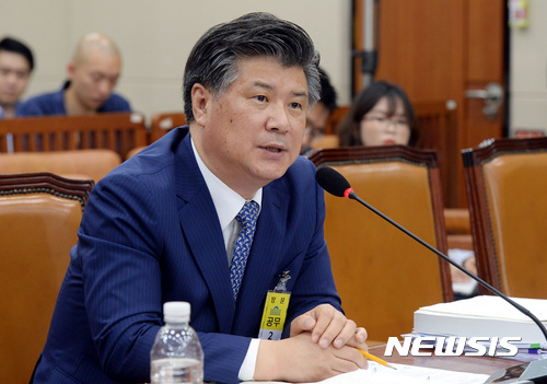 【서울=뉴시스】박영태 기자 = 30일 오전 서울 영등포구 여의도 국회 환경노동위원회 전체회의장에서 진행된 국무위원후보자(고용노동부장관 조대엽) 인사청문회에서 조대엽 후보자가 의원 질의에 대답하고 있다. 2017.06.30.since1999@newsis.com