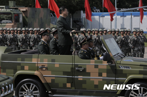 【홍콩=AP/뉴시스】시진핑 중국 국가주석이 30일 홍콩 주둔 인민해방군 부대에서 사열하고 있다. 2017.06.30