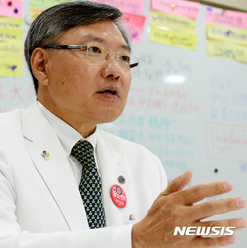 【서울=뉴시스】박주성 기자 = 이정열 중앙보훈병원장이 29일 오후 서울 강동구 중앙보훈병원에서 뉴시스와 인터뷰를 하고 있다. 2017.06.30. park7691@newsis.com