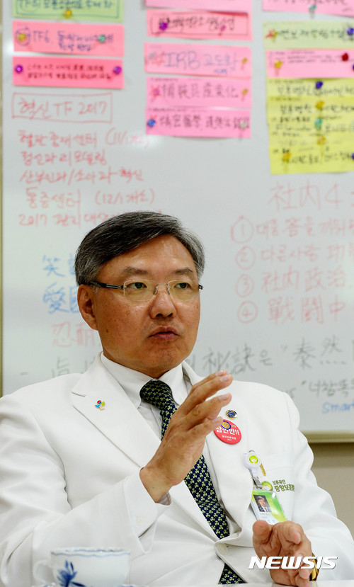 【서울=뉴시스】박주성 기자 = 이정열 중앙보훈병원장이 29일 오후 서울 강동구 중앙보훈병원에서 뉴시스와 인터뷰를 하고 있다. 2017.06.30. park7691@newsis.com