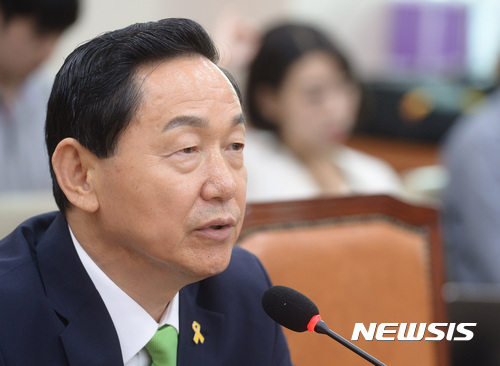 【서울=뉴시스】이영환 기자 = 김상곤 사회부총리 겸 교육부 장관 후보자가 30일 오전 서울 여의도 국회에서 열린 인사청문회에 참석해 의원들의 질의에 답하고 있다. 2017.06.30. 20hwan@newsis.com