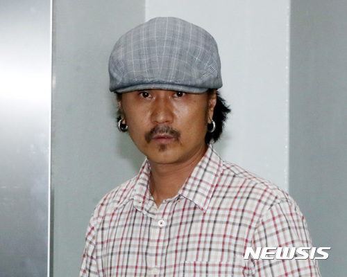 【서울=뉴시스】김진아 기자 = 가수 이주노가 지난해 6월30일 오전 서울 서초구 서울중앙지방법원에서 사기 및 강제추행 혐의로 열린 선고 공판에 출석하고 있다2017.06.30.&nbsp;&nbsp; photo@newsis.com
