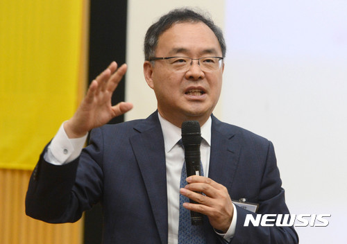 【파주=뉴시스】김선웅 기자 = 이용수 KFA 부회장이 30일 오전 경기 파주시 NFC에서 열린 2017 KFA & K리그 유소년 육성 세미나에서 'KFA 플레잉 스타일'을 주제로 강연을 하고 있다. 2017.06.30.mangusta@newsis.com
