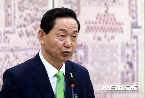【서울=뉴시스】이영환 기자 = 김상곤 사회부총리 겸 교육부 장관 후보자가 30일 오후 서울 여의도 국회에서 열린 인사청문회에서 마무리 발언을 하고 있다. 2017.06.30. 20hwan@newsis.com