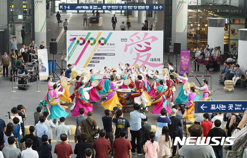 【서울=뉴시스】임태훈 기자 = 30일 오후 서울 강남구 수서역에서 열린 SRT 이용객 1,000만명 돌파 행사에서 부산국립국악원 단원들이 '왕비의잔치' 퍼포먼스를 하고 있다. SR은 '1천만 승객 돌파'를 기념해 내달 3일부터 8월 2일까지 SRT 앱과 홈페이지, 역 창구에서 경부선 18개, 호남선 17개 등 총 35개 열차의 운임을 30∼40% 특별 할인 판매한다. 2017.06.30. taehoonlim@newsis.com