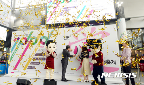 【서울=뉴시스】임태훈 기자 = 30일 오후 서울 강남구 수서역에서 열린 SRT 이용객 1,000만명 돌파 행사에서 이승호(왼쪽) SR 대표이사가 최우수 SRT 이용고객과 함께 기념 세레모니를 하고 있다. SR은 '1천만 승객 돌파'를 기념해 내달 3일부터 8월 2일까지 SRT 앱과 홈페이지, 역 창구에서 경부선 18개, 호남선 17개 등 총 35개 열차의 운임을 30∼40% 특별 할인 판매한다. 2017.06.30. taehoonlim@newsis.com