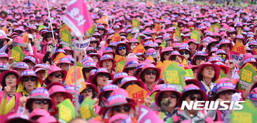 【서울=뉴시스】추상철 기자 = 민주노총 최저임금 및 비정규직 노동자들이 30일 오후 서울 종로구 광화문광장에서 '최저임금 만원', '비정규직 철폐' 등을 촉구하는 총파업을 하고 있다. 이날 열린 6.30 사회적 총파업 대회에는 파업 조합원 및 단체행동 참가자, 만원행동 소속 단체, 청년알바노동자 등 4만여 명이 참가했다. 2017.06.30.scchoo@newsis.com