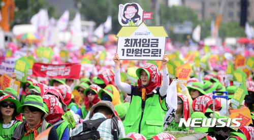 【서울=뉴시스】추상철 기자 = 민주노총 최저임금 및 비정규직 노동자들이 30일 오후 서울 종로구 광화문광장에서 '최저임금 만원', '비정규직 철폐' 등을 촉구하는 총파업을 하고 있다. 이날 열린 6.30 사회적 총파업 대회에는 파업 조합원 및 단체행동 참가자, 만원행동 소속 단체, 청년알바노동자 등 4만여 명이 참가했다. 2017.06.30.scchoo@newsis.com