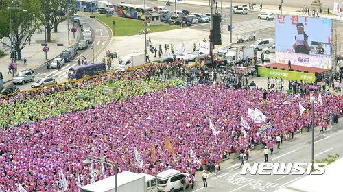 【서울=뉴시스】최진석 기자 = 학교 비정규직 노동자들이 30일 오후 서울 광화문 광장에서 '최저임금 1만원 쟁취! 비정규직 철폐! 노조 할 권리 쟁취! 6.30 사회적 총파업대회'를 하고 있다. 이날 열린 6.30 사회적 총파업 대회에는 파업 조합원 및 단체행동 참가자, 만원행동 소속 단체, 청년알바노동자 등 4만여 명이 참가했다. 2017.06.30.  myjs@newsis.com