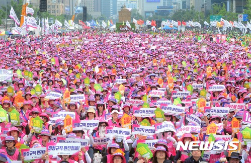 【서울=뉴시스】조성봉 기자 = 30일 오후 서울 종로구 광화문 광장에서 열린 최저임금 1만원 쟁취! 비정규직 철폐! 노조 할 권리 쟁취! 6.30 사회적 총파업대회에서 민주노총 참가자들이 구호를 외치고 있다. 2017.06.30.suncho21@newsis.com