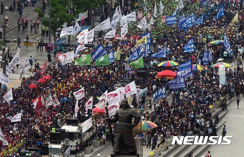 【서울=뉴시스】조성봉 기자 = 30일 오후 서울 종로구 광화문 광장에서 최저임금 1만원 쟁취! 비정규직 철폐! 노조 할 권리 쟁취! 6.30 사회적 총파업대회에서 민주노총 참가자들이 구호를 외치며 청계3가 쪽으로 행진하고 있다. 2017.06.30.suncho21@newsis.com