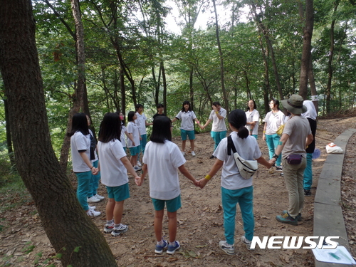 【서울=뉴시스】박주성 기자 = 산림청 국립자연휴양림관리소(소장 정영덕)는 오는 7월 3일 경기도 가평군에 위치한 유명산자연휴양림에서 초원중학교 1학년 전교생을 대상으로 꿈과 재능 발굴을 위한 자유학기제 체험학습 프로그램을 운영한다고 밝혔다. 2017.06.30. (사진=삼림청 제공) park7691@newsis.com