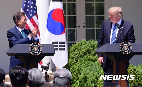 【워싱턴=뉴시스】전신 기자 = 문재인 대통령이 30일(현지시간) 미국 워싱턴 백악관에서 열린 공동 언론 발표에서 트럼프 미 대통령의 연설에 박수를 보내고 있다. 2017.07.01.&nbsp; photo1006@newsis.com