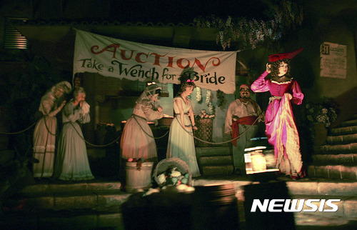 【애너하임( 미 캘리포니아주) = AP/뉴시스】 = 디즈니랜드 테마 파크에서 해적들의 민간인 납치와 신부감 경매 장면으로 올 여름 논란을 불렀던 무대공연.&nbsp; 캘리포니아의 애너하임에 있는 이곳 디즈니랜드에서 최근 관람객 12명이 냉방병인 '레지오넬라 병'에 감염돼 보건당국이 냉각탑 2곳을 폐쇄시켰다.&nbsp; 