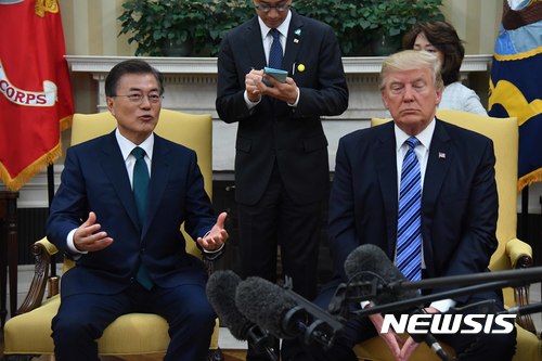 【워싱턴=뉴시스】전신 기자 = 문재인 대통령과 도널드 트럼프 미 대통령이 30일(현지시간) 미국 워싱턴 백악관에서 한미정상회담을 하고 있다. 2017.07.01.&nbsp; photo1006@newsis.com