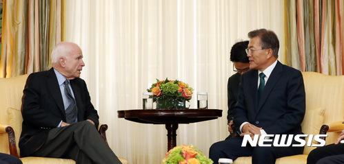 【워싱턴=뉴시스】전신 기자 = 문재인 대통령이 지난해 7월30일(현지시간) 미국 워싱턴 백악관 영빈관인 블레어하우스에서 존 매케인 공화당 상원 군사위원장을 면담하는 모습. 2017.07.01. photo@newsis.com