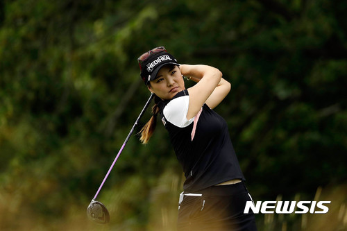【서울=뉴시스】30일(현지시간) 미국 일리노이주에 위치한 올림피아 필즈 CC에서 열린 KPMG위민스PGA챔피언십 2라운드 경기에서 세계랭킹 1위 유소연이 5번 홀 티샷을 하고 있다. 2017.07.01. (사진=LPGA 제공)photo@newsis.com