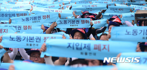 【서울=뉴시스】김선웅 기자 = 1일 오후 서울 영등포구 여의도에서 열린 화물노동자 결의대회에서 참가자들이 노동기본권 쟁취, 표준운임제 법제화를 촉구하며 구호를 외치고 있다. 2017.07.01. mangusta@newsis.com