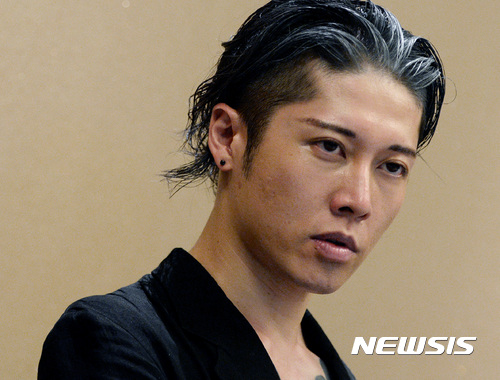 【서울=뉴시스】김진아 기자 = 일본 로커 미야비(MIYAVI)가 1일 서울 중구 퍼시픽호텔에서 뉴시스와 인터뷰를 하고 있다. 미야비는 아시아 최초 한국/일본 구성의 록 페스티벌 (2017 한일SUPER ROCK ‘Great Meeting’ IN SEOUL)에 참가했다. 2017.07.02. bluesoda@newsis.com