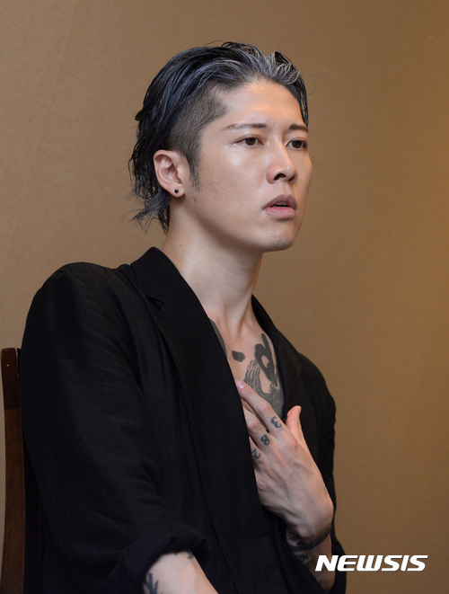 【서울=뉴시스】김진아 기자 = 일본 로커 미야비(MIYAVI)가 1일 서울 중구 퍼시픽호텔에서 뉴시스와 인터뷰를 하고 있다. 미야비는 아시아 최초 한국/일본 구성의 록 페스티벌 (2017 한일SUPER ROCK ‘Great Meeting’ IN SEOUL)에 참가했다. 2017.07.02. bluesoda@newsis.com