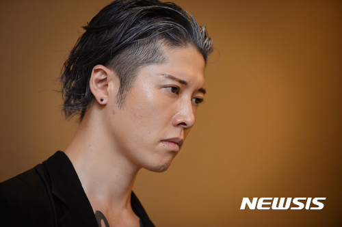 【서울=뉴시스】김진아 기자 = 일본 로커 미야비(MIYAVI)가 1일 서울 중구 퍼시픽호텔에서 뉴시스와 인터뷰를 하고 있다. 미야비는 아시아 최초 한국/일본 구성의 록 페스티벌 (2017 한일SUPER ROCK ‘Great Meeting’ IN SEOUL)에 참가했다. 2017.07.02. bluesoda@newsis.com
