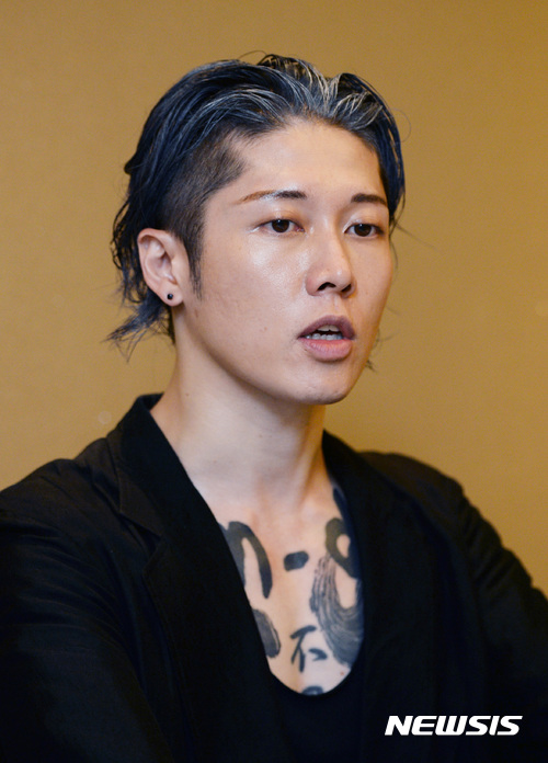 【서울=뉴시스】김진아 기자 = 일본 로커 미야비(MIYAVI)가 1일 서울 중구 퍼시픽호텔에서 뉴시스와 인터뷰를 하고 있다. 미야비는 아시아 최초 한국/일본 구성의 록 페스티벌 (2017 한일SUPER ROCK ‘Great Meeting’ IN SEOUL)에 참가했다. 2017.07.02. bluesoda@newsis.com