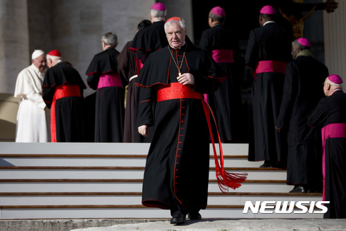 【바티칸시티=AP/뉴시스】프란치스코 교황 선종으로 치러지는 콘클라베에서 다시 개혁 성향 교황이 선출되면 안 된다는 보수주의 측 주장이 공개적으로 나왔다. 사진은 게르하르트 뮐러 추기경이 신앙교리성 장관이던 2015년 12월2일 바티칸 성베드로 광장에서 교황 알현을 마치고 떠나는 모습. 2017.07.01