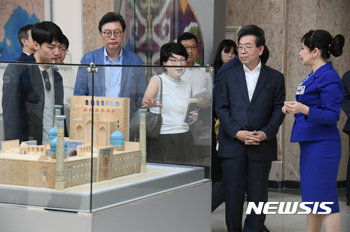 【타슈켄트=뉴시스】박대로 기자 = 박원순 서울시장은 2일 오전(현지시간) 우즈베키스탄 타슈켄트에 위치한 '아무르 티무르 국립박물관'을 시찰하고 서울시 박물관 조성·운영 방안을 고민했다. (사진= 서울시 제공) <a href="mailto:photo@newsis.com">photo@newsis.com</a>