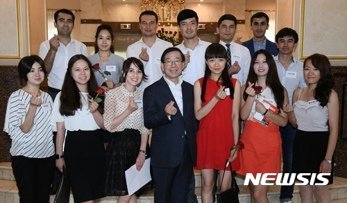 【타슈켄트=뉴시스】박대로 기자 = 박원순 서울시장은 2일 오후(현지시간) 우즈베키스탄 타슈켄트에서 한국어와 한국 문화에 관심이 많은 현지 청년들과 간담회를 가졌다. (사진= 서울시 제공) <a href="mailto:photo@newsis.com">photo@newsis.com</a>