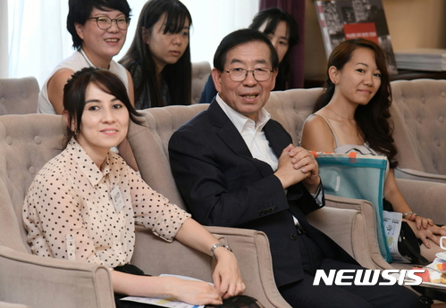 【타슈켄트=뉴시스】박대로 기자 = 박원순 서울시장은 2일 오후(현지시간) 우즈베키스탄 타슈켄트에서 한국어와 한국 문화에 관심이 많은 현지 청년들과 간담회를 가졌다. (사진= 서울시 제공) <a href="mailto:photo@newsis.com">photo@newsis.com</a>