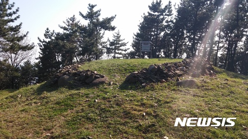 【울산=뉴시스】박일호 기자 = 울산시 동구가 역사적 의미와 관광자원으로서의 가치가 매우 높다는 평가를 받고 있는 화정천내 봉수대의 국가지정문화재 등재를 추진한다고 10일 밝혔다. 사진은 울산시 지정기념물인 천내봉수대. 2017.10.10. (사진=울산 동구 제공) <a href="mailto:photo@newsis.com">photo@newsis.com</a>