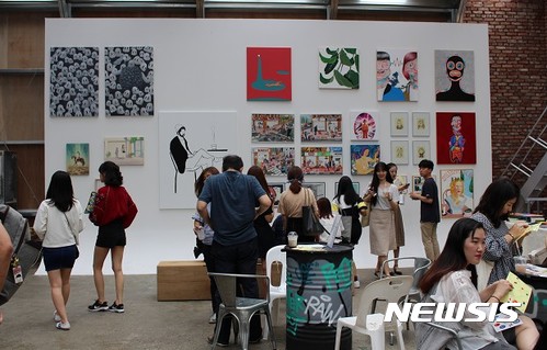 【서울=뉴시스】관람객들이 ‘도시 미술관’ 구역에서 원화로 꾸며진 공간을 구경하고 있다. [사진=예술경영지원센터 제공]