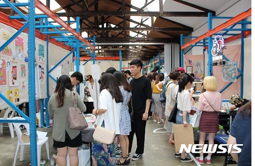 【서울=뉴시스】서울 성동구 Layer57에서 열린 ‘그림도시 S#2’의 관람객들이 작가들의 작업실을 구경하고 있다. [사진=예술경영지원센터 제공]