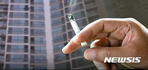 단속·처벌 어려운 '층간흡연'···힘없는 경비원이 해결?