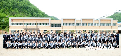 【단양=뉴시스】강신욱 기자 = 충북 단양소백산중학교는 5일 개교기념식을 연다. 단양소백산중은 올해 3월1일 기존 가곡중, 별방중, 단산중 등 3개 중학교를 통합·운영하는 충북 도내 세 번째 기숙형 중학교다. 2017.07.03. (사진=단양소백산중학교 제공) <a href="mailto:photo@newsis.com">photo@newsis.com</a>